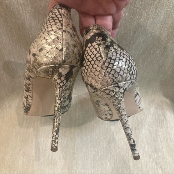 STEVE MADDEN Sz 7 Vala In  Snake Gold Pointy Toe Slip On Stilettos Heels Pumps - Picture 8 of 10